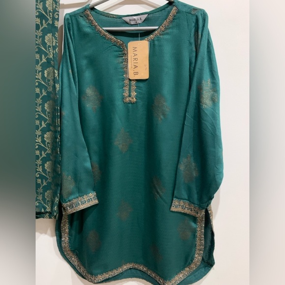Green and Gold Embroidered Kurta Set - Picture 5 of 10
